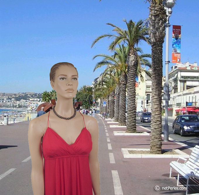 Collier de perles de culture noires sur la promenade des anglais