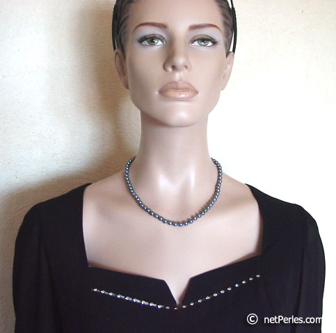 collier de perles de culture grises