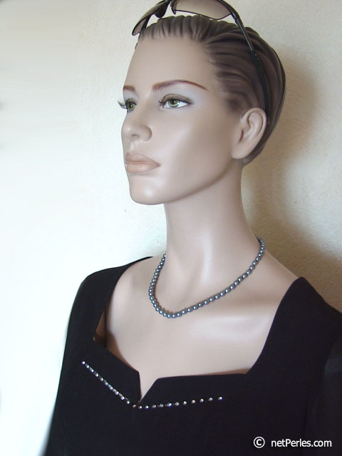 collier de perles de culture grises