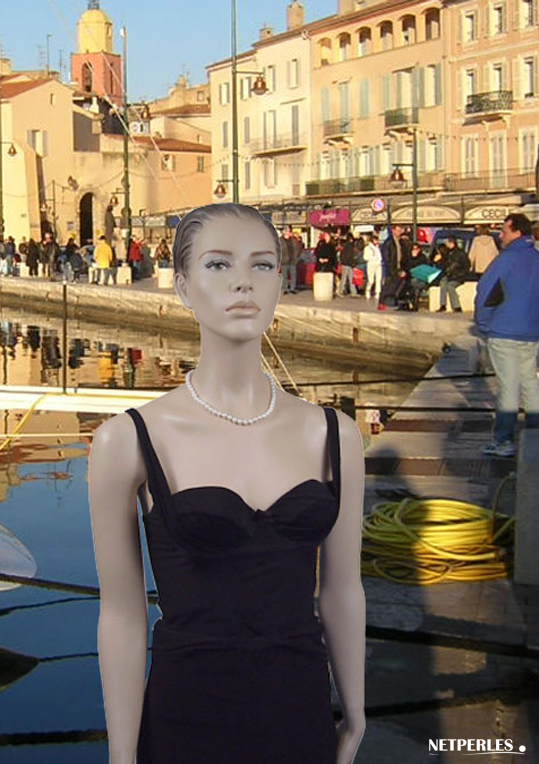 collier de perles de culture d'eau douce blanches qualité AA+ et AAA présenté sur un mannequin en extérieur