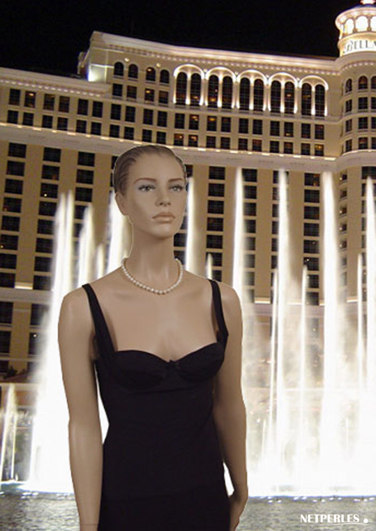 collier de grosses perles de culture d'eau douce pr&eacute;sente sur un mannequin