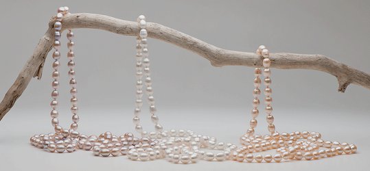 Long sautoir de perles d'eau douce &agrave; goutte et ovales