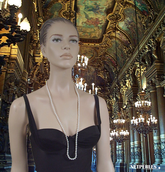 collier long de perles de culture d'eau douce porté en sautoir
