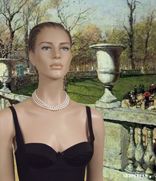 Collier de perles d'eau douce blanches triple rangs.