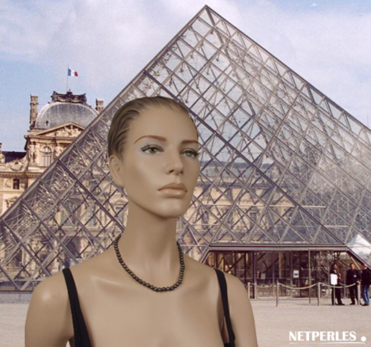 Collier de perles de culture d'eau douce de netperles devant le Louvre