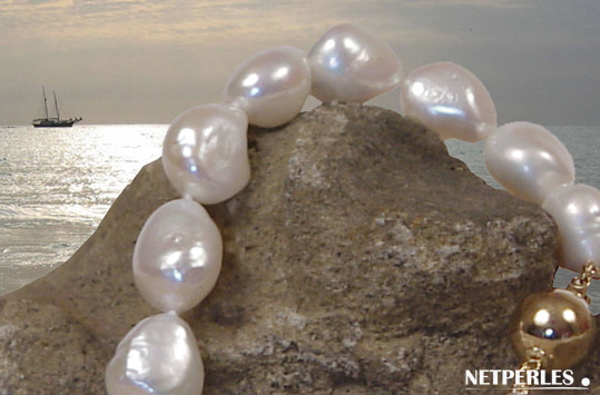 gros plan sur les perles d'eau douce baroque de ce collier proposé par NETPERLES