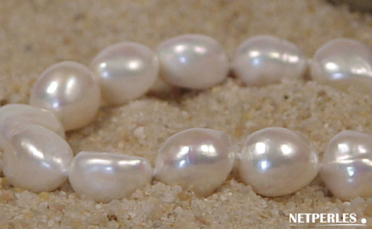 gros plan sur des perles baroques d'eau douce blanches, proposées sur le catalogue NETPERLES
