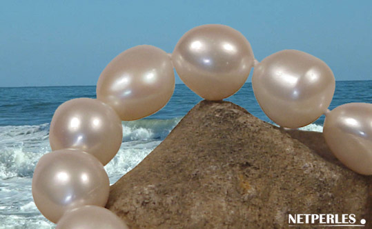 Gros plan sur les perles d'eau douce baroques blanches proposees par NETPERLES