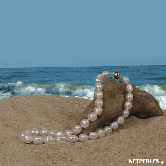 Collier de perles de culture d'eau douce blanches baroques proposés par NETPERLES