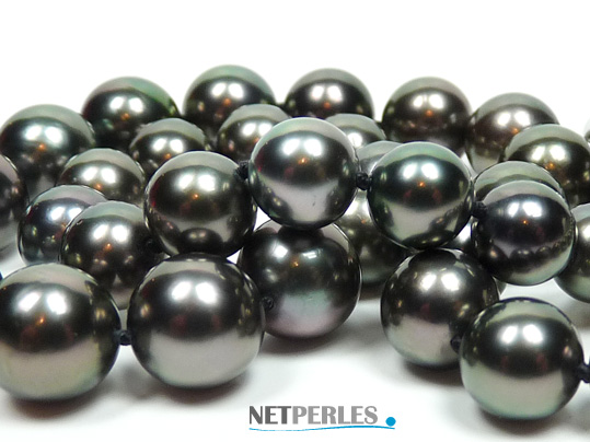 Gros plan sur perles noires de Tahiti en qualité AAA, diametre 8 à 11 mm