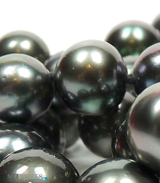 Perles de tahiti vu de tr&egrave;s pr&egrave;s, pour appr&eacute;cier les reflets et l'intensite de la nacre de ces perles