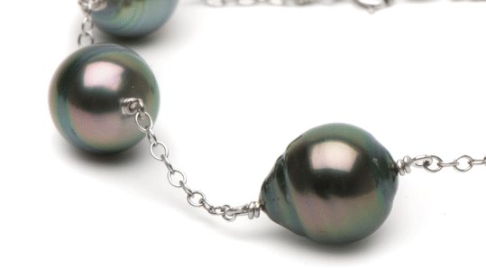 Perles baroques de Tahiti aux reflets paon