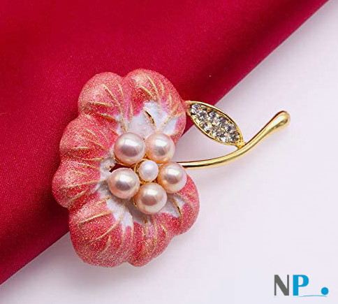 Broche amaryllis rouge avec perles d'eau douce