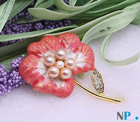 Broche fleur d'amaryllis rouge  avec perles d'eau douce