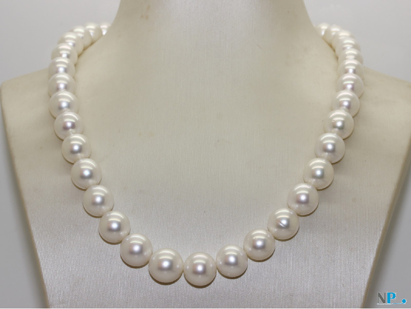 Collier de perles d'australie blanches,reflets argentés. 