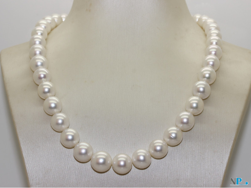 Collier de perles d'australie blanches,reflets argentés. 