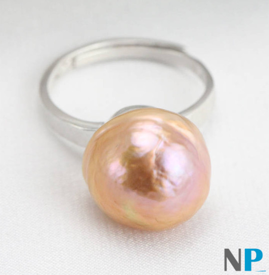 Bague en argent rhodié et perle d'eau douce rose pêche métallique extraordinaire