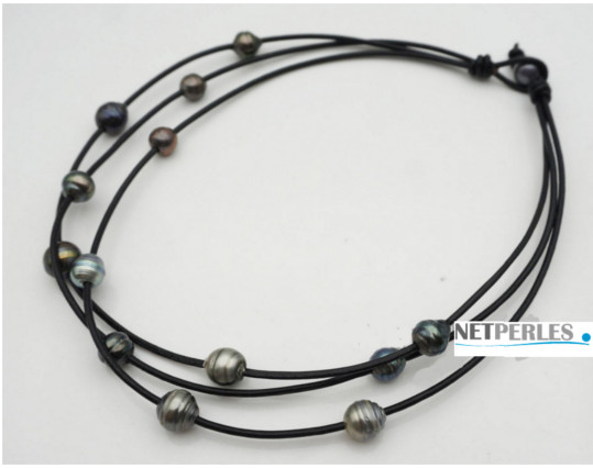 Collier de 13 perles baroques de tahiti sur 3 liens de cuir enlacés et une perle pour fermer le collier