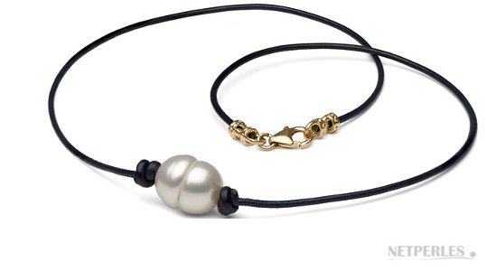 Lien de cuir, collier ou bracelet,  traversant une perle d'australie baroque