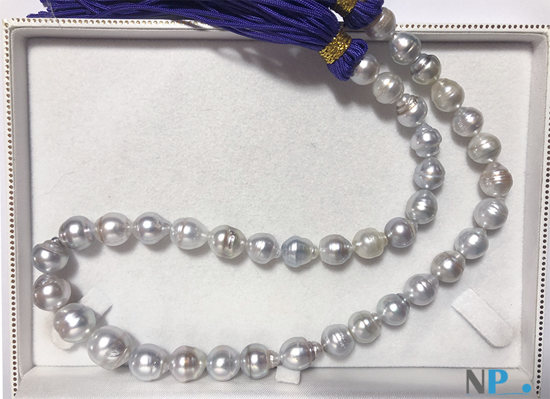Colliier de perles d'Australie blanche a orient argenté. Ø: 8,7 à 11,5 mm longueur 45 à 46 cm