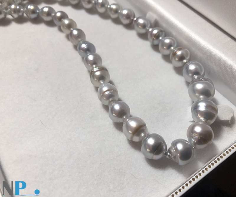 Collier de perles d'australie blanches argentées, forme baroque et reflets argentés. Haute qualité de nacre très épaisse