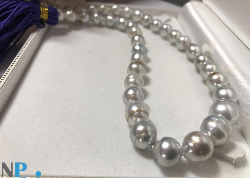 Perles baroque d'australie blanches à reflets argentés, longueur 45 à 46 cm et Ø : 8,7 à 11,5 mm
