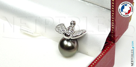 Pendentif en or et diamants, forme d'abeille posée sur une perle goutte de tahiti