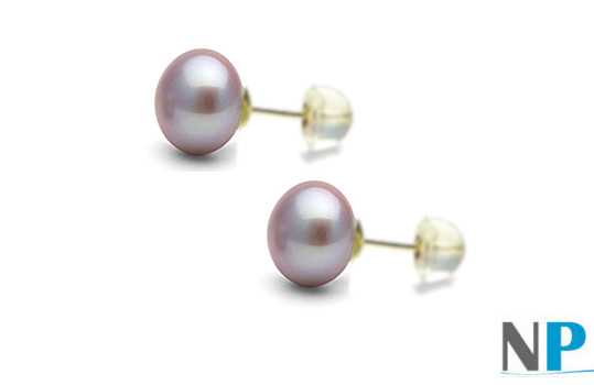 orecchini di perle a bottone di colore lavanda con perni in oro 18k e farfalline in silicone