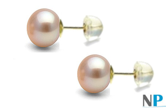 orecchini di perle a bottone di colore rosa pesca con perni in oro 18k e farfalline in silicone