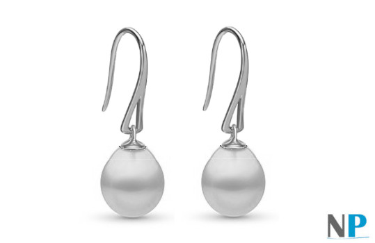 Boucles d'Oreilles en Or Gris 9 carats avec perles forme de goutte blanches argentées