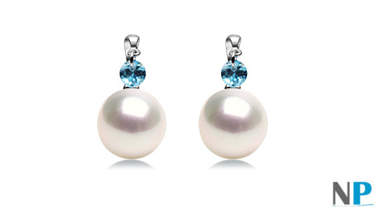 Orecchini in oro bianco 18k  con perle Akoya di qualità AAA bianche e cristalli blu