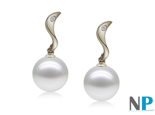 Boucles d'oreilles avec perles d'Akoya blanches en Or Gris 18k et diamants