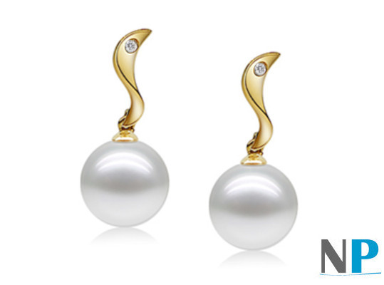 Boucles d'oreilles avec perles d'Akoya blanches en Or Jaune 18k et diamants