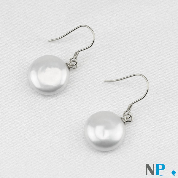 Boucles d'oreilles de perles plates d'eau douce blanches nacrées