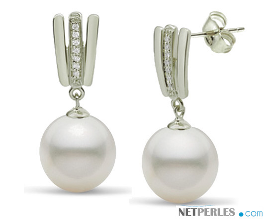 Boucles d'oreilles en or gris et diamants avec  perles d'eau douce blanches AAA