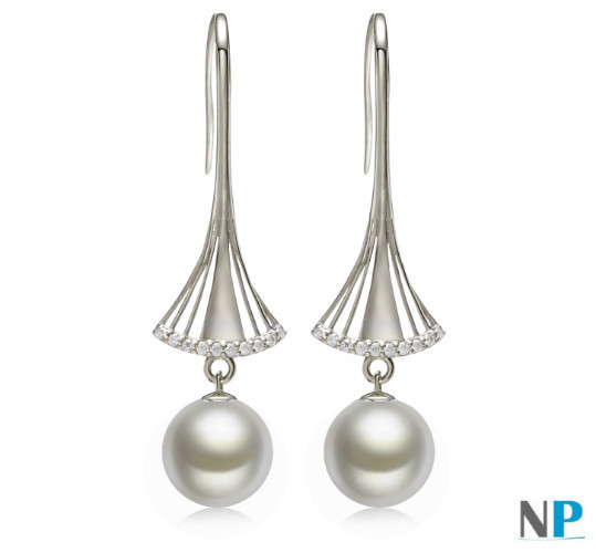Boucles d'oreilles en or gris 18k avec diamants et perles blanches
