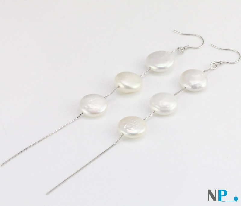 Boucles d'oreilles de perles plates d'eau douce blanches nacrées