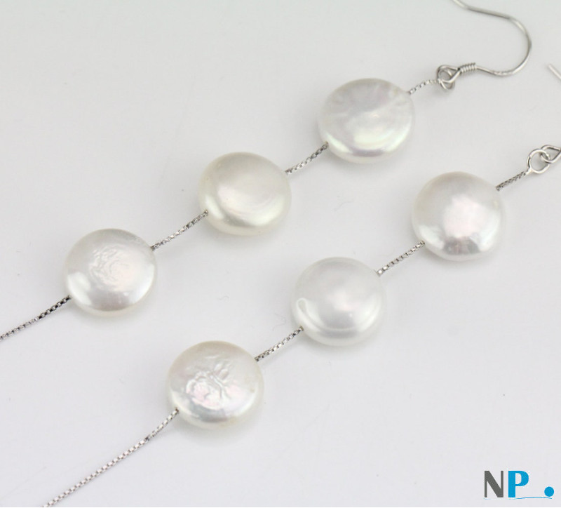 Boucles d'oreilles de perles plates d'eau douce blanches nacrées