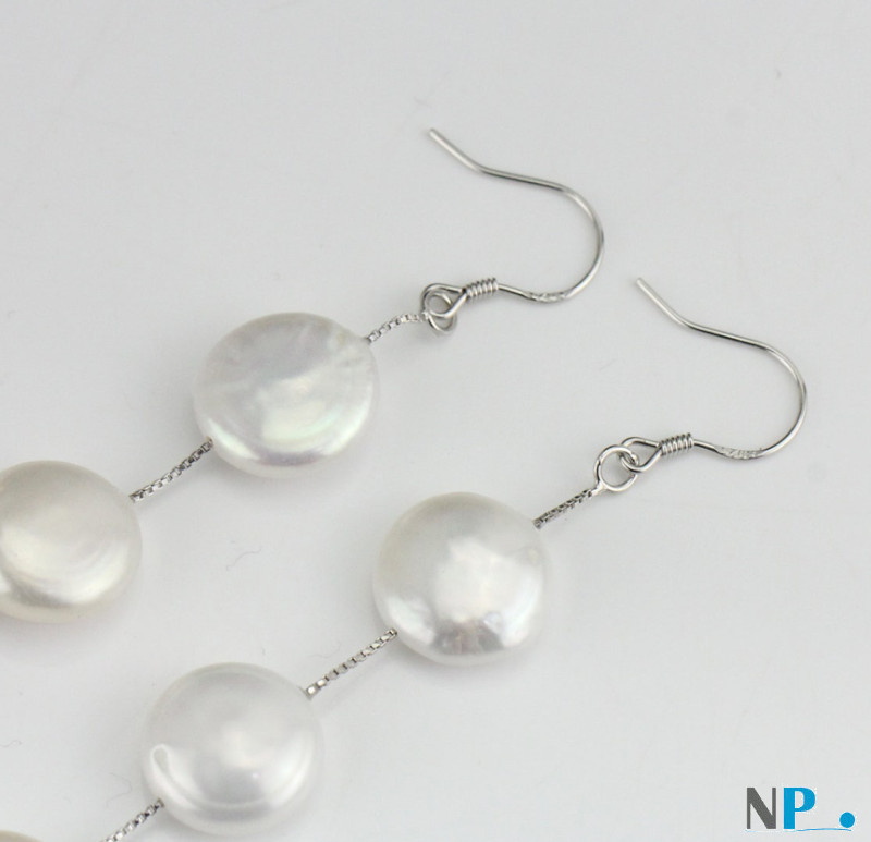 Boucles d'oreilles de perles plates d'eau douce blanches nacrées