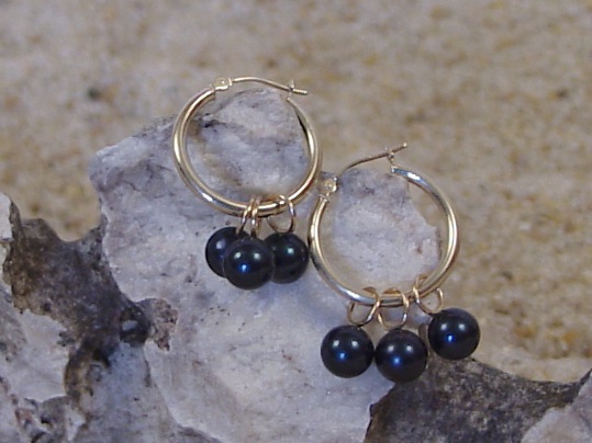 Boucles d'oreilles créoles avec perles d'eau douc noires