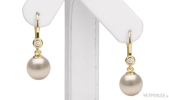 Boucles d'oreilles de perles d'Akoya sur dormeuse avec diamant