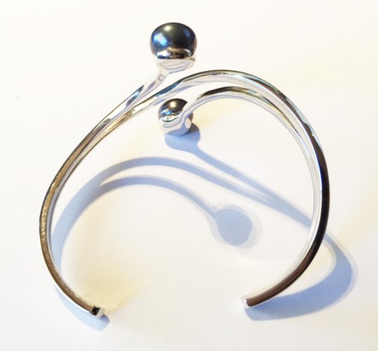 Bracelet Argent rhodié  et deux perles noires  d'eau douce de qualité AA+