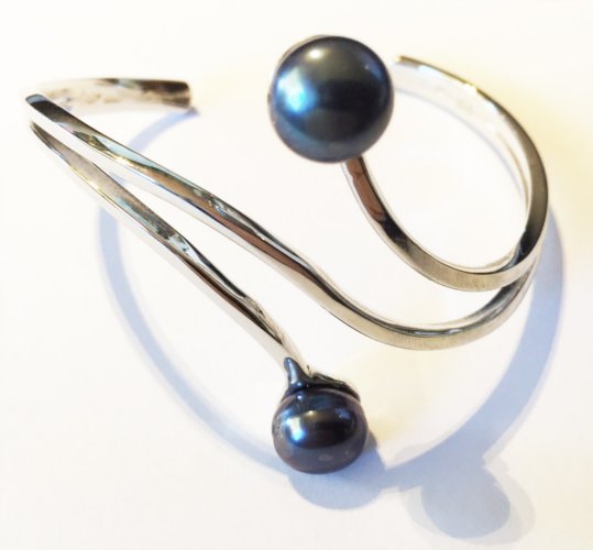Bracelet en Argent rhodié avec deux perles d'eau douce Noires AA+