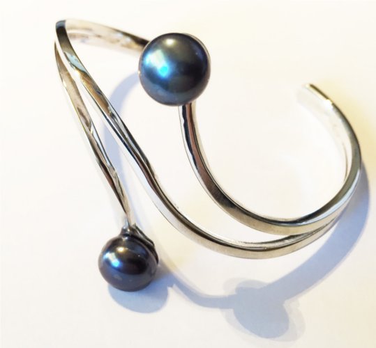 Bracelet Argent rhodié  et deux perles noires  d'eau douce de qualité AA+