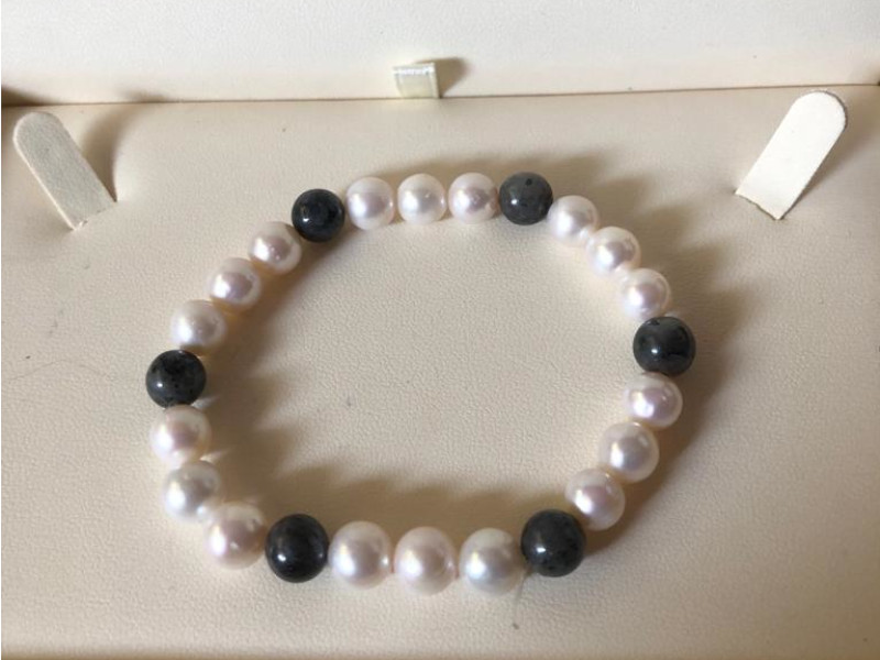 Bracelet de perles d'eau douce et pierres de Obsidienne, sur fil élastique