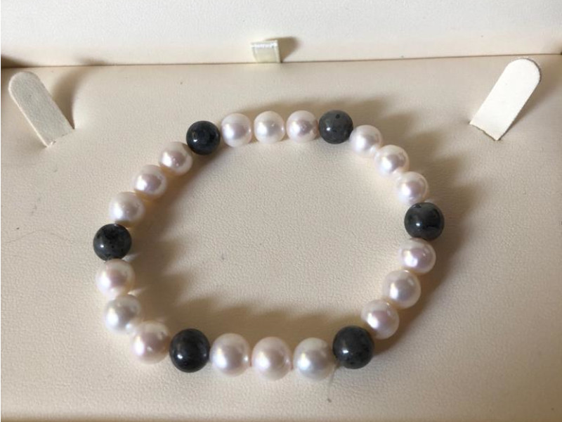 Bracelet de perles d'eau douce et pierres de Obsidienne, sur fil élastique