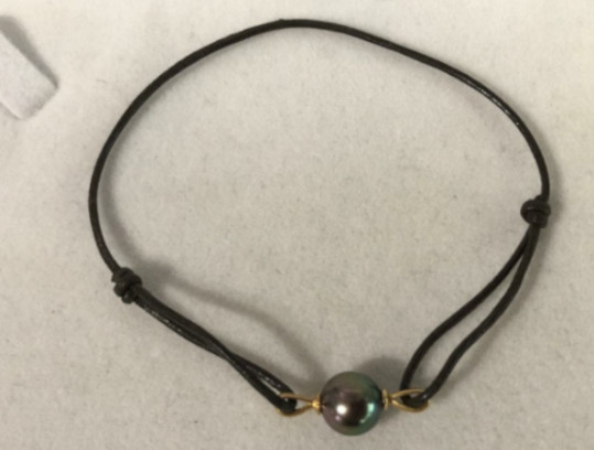 Bracelet cuir noir  avec perle de Tahiti sur or jaune 18k