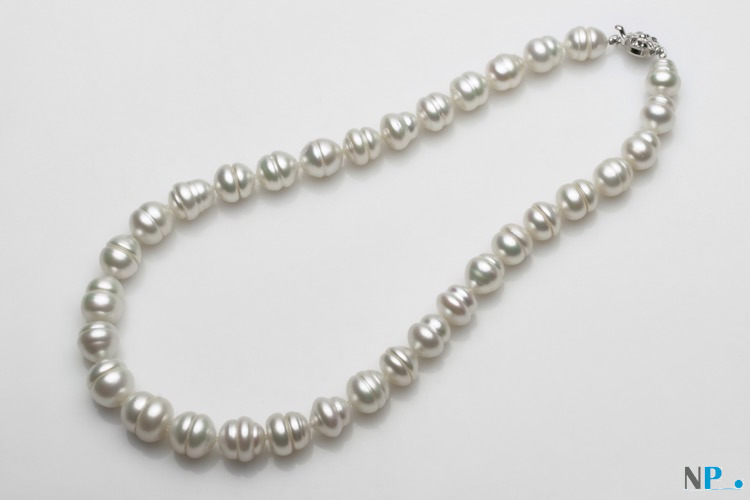 Collier de perles d'australie blanches argentées, forme baroque et reflets argentés. Haute qualité de nacre très épaisse