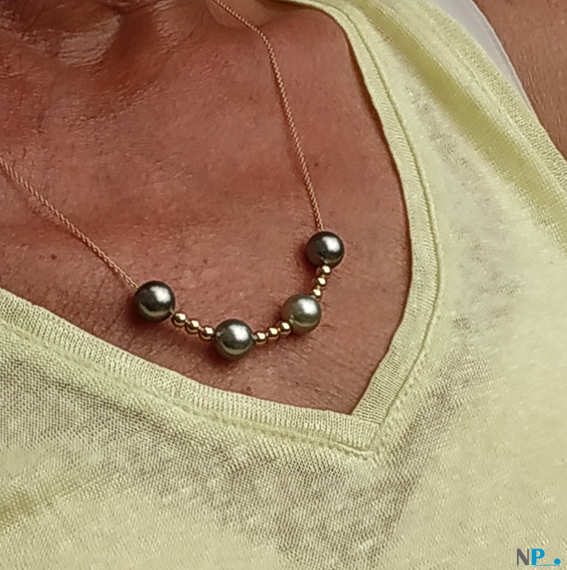 Collier de vraies perles noires de Tahiti, montées sur chaine Or jaune ou Or gris et Billes d'Or intercallees