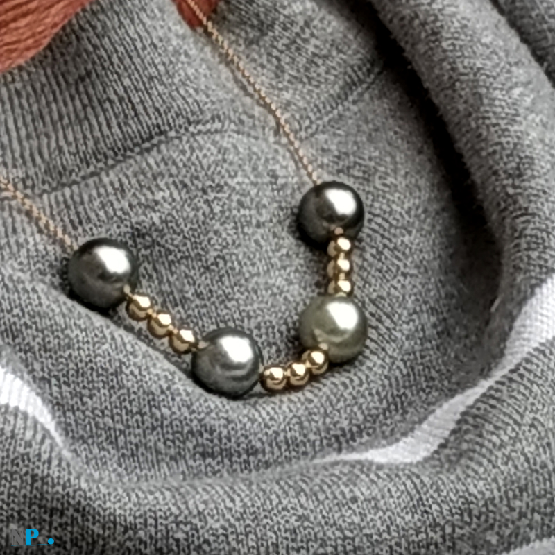 collier d'authentiques perles d'huitres perlieres de polynesie avec bille Or 18 carats intercallees et chaine Or 18 carats
